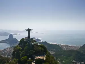 Природни Забележителности - Снимка Планината Корковадо и статуята на Христос в Рио