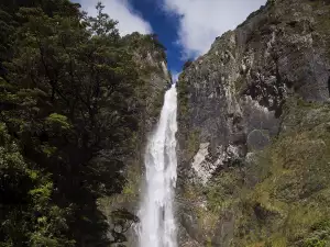 Водопадът Девилс Пънчбоул в Нова Зеландия