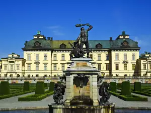 Най-красивите дворци в света - Снимка Кралският дворец Дротнингхолм в Швеция