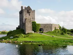 Средновековни замъци и крепости - Снимка Замъкът Дънгуайър в Ирландия