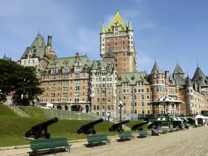 Най-красивите дворци в света - Снимка Замъкът Фронтенак в Квебек