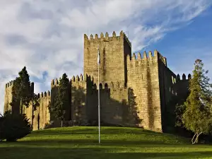 Средновековни замъци и крепости - Снимка Средновековният замък Гимараеш в Испания