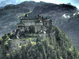 Средновековни замъци и крепости - Снимка Замъкът Ерлебнисбург (Хоенверфен) в Австрия