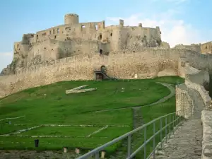 Средновековни замъци и крепости - Снимка Крепостта Левоча в Словакия