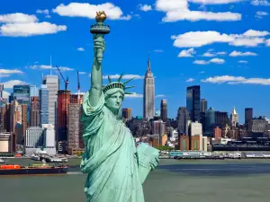 Небостъргачи - Снимка Статуята на свободата и Манхатън