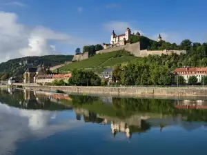 Средновековни замъци и крепости - Снимка Крепостта Мариенбург във Вюрцбург