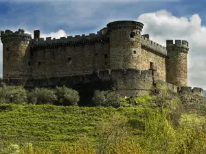 Средновековни замъци и крепости - Снимка Момбелтран в Испания