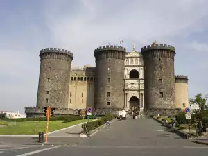 Средновековни замъци и крепости - Снимка Замъкът Нуово до Неапол