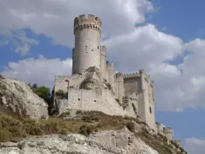 Средновековни замъци и крепости - Снимка Замъкът Пенафиел в испанската провинция Валядолид