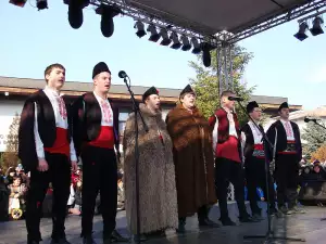 Кукери - Снимка Банскалии пеят за Нова Година