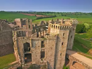 Средновековни замъци и крепости - Снимка Замъкът Raglan