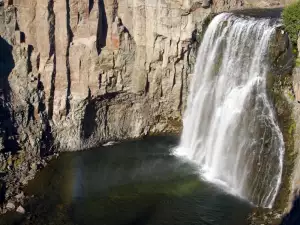 Водопадър Рейнбоу в парка Девилс Постпайл в Калифорния