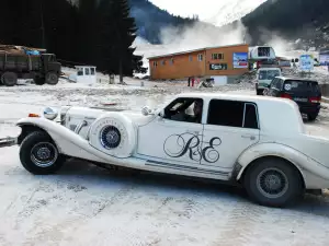 Световна Купа по Ски - Снимка Ретро автомобил в ски зоната