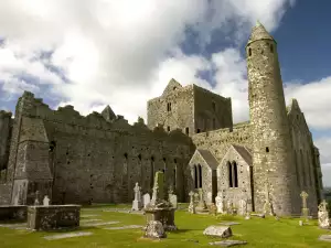 Средновековни замъци и крепости - Снимка Скалата Кашел в Ирландия