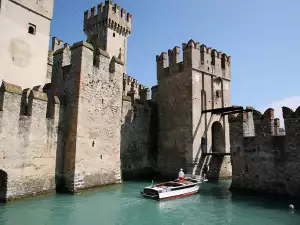 Средновековни замъци и крепости - Снимка Замъкът Сирмионе в Италия