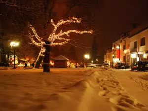 Банско през зимата - Снимка Нощем в снежно Банско