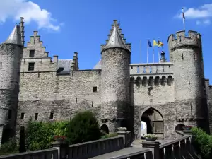 Средновековни замъци и крепости - Снимка Замъкът Хет Стийн в Антверпен