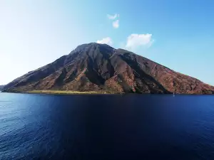 Природни Забележителности - Снимка Активният вулкан Стромболи