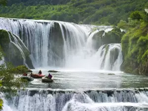 Природни Забележителности - Снимка Река Уна в Хърватска