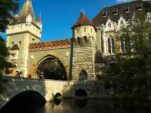 Средновековни замъци и крепости - Снимка Вайдахуняд Будапеща