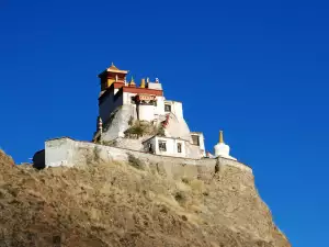 Най-красивите манастири по света - Снимка Yumbulagang Monastery в Тибет