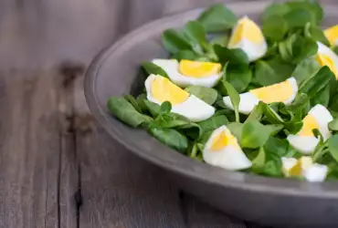 Вкусни идеи за пролетни зелени салати с яйца