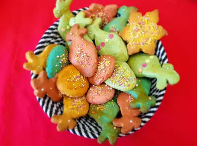 Шоколадно-арахисовое печенье с разноцветным драже