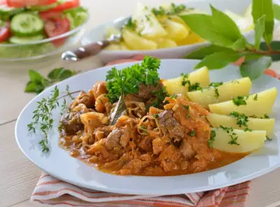 Как приготовить: Гуляш по-австрийски — рецепт и советы от Бабушки Эммы