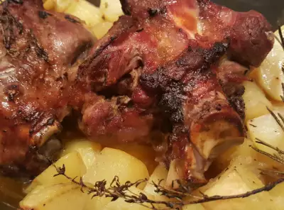 Запеченная свиная рулька в пиве в духовке