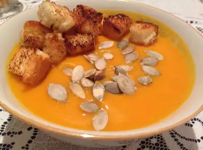 Сливочный суп с морепродуктами, томатами и пармезановыми гренками