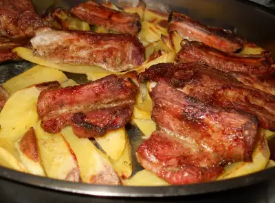Видео-рецепт свиных ребрышек в духовке с картошкой в рукаве