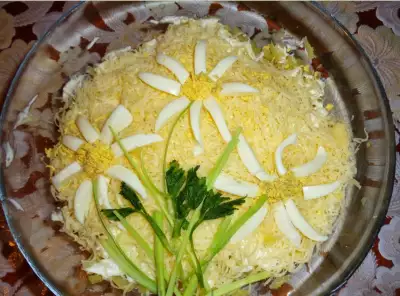 Салат «Ромашка» – съедают просто вмиг