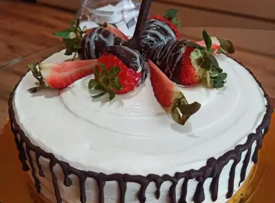 Ангельский торт со сливками и ягодами
