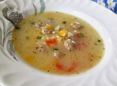 Ингредиенты для супа с фрикадельками и рисом: