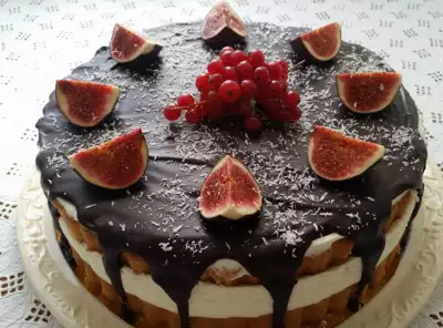 Шоколадный бисквитный торт с фруктами