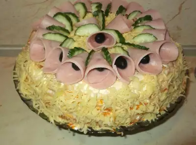 Закусочный торт из блинов с курицей и грибами