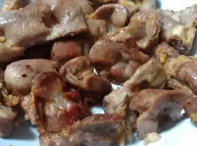 Куриные желудки в сметане на сковороде