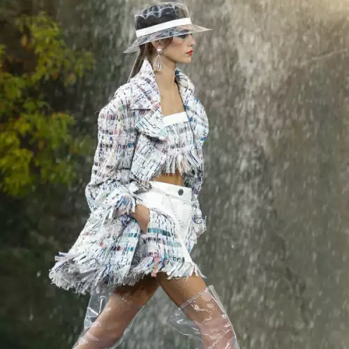 Модерни под дъжда е вдъхновението на Шанел за новия сезон