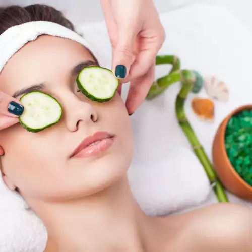 За какво помага масажът на лицето с краставица?