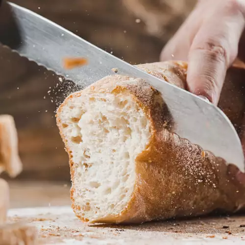 Защо не трябва да забучвате ножа в хляба?