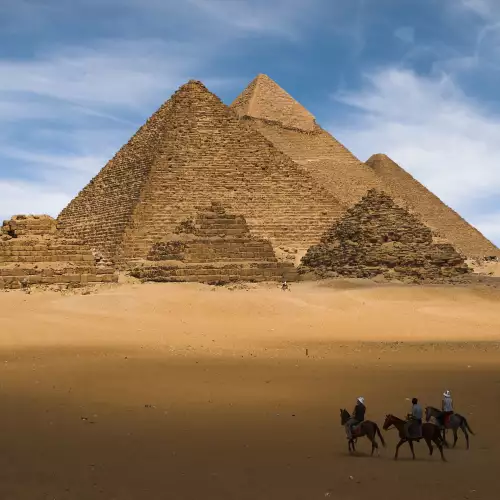 Какви са били строителите на египетските пирамиди?