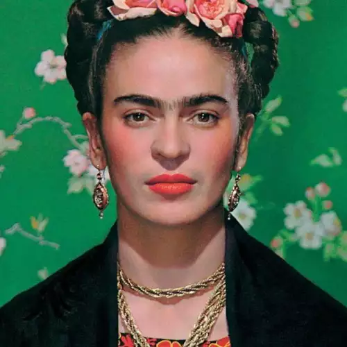 Трите акцента във великолепния стил на Фрида Кало