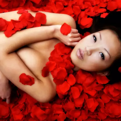 Български бонбони ароматизират тялото на рози