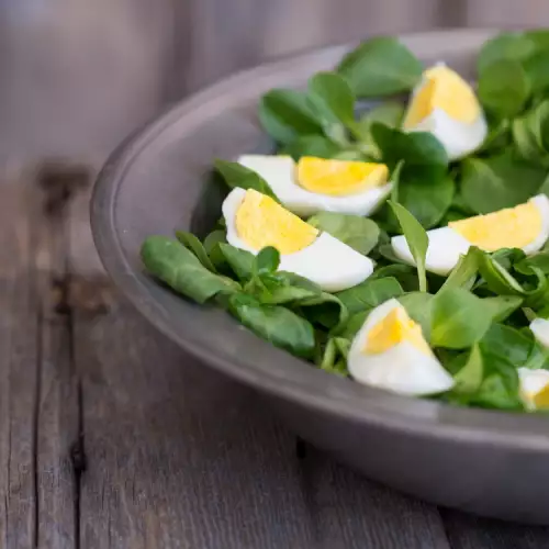 Вкусни идеи за пролетни зелени салати с яйца