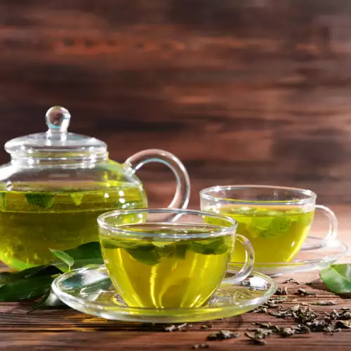 10 bewezen gezondheidsvoordelen van het drinken van groene thee