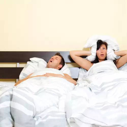7 съвета за хората, които спят с някой, който хърка