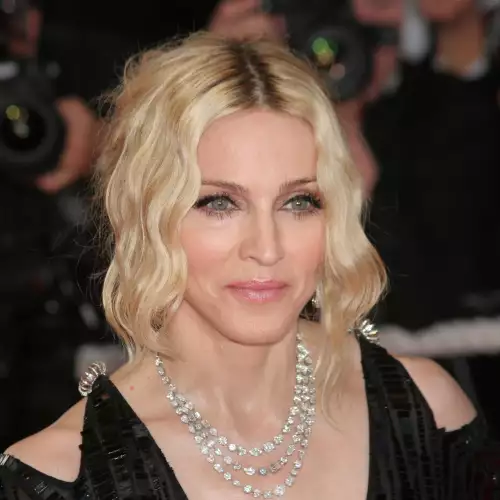 Мадона похарчи 1 млн. долара за семейството на приятеля си