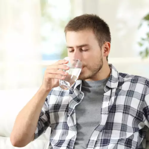 По колко вода трябва да пият мъжете на ден?