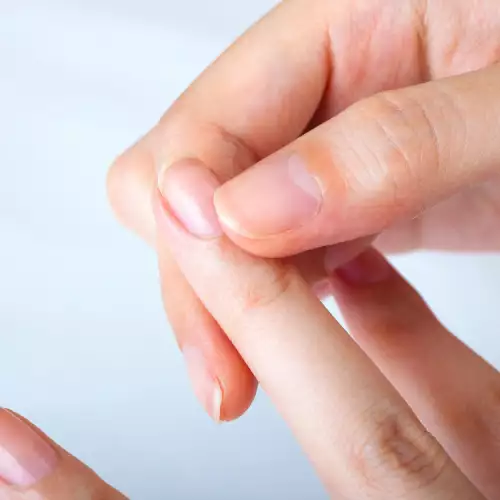 Как правилно да се грижим за кожичките на ноктите
