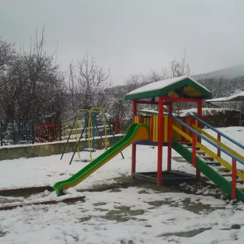 Детската градина в Добърско с нова пързалка